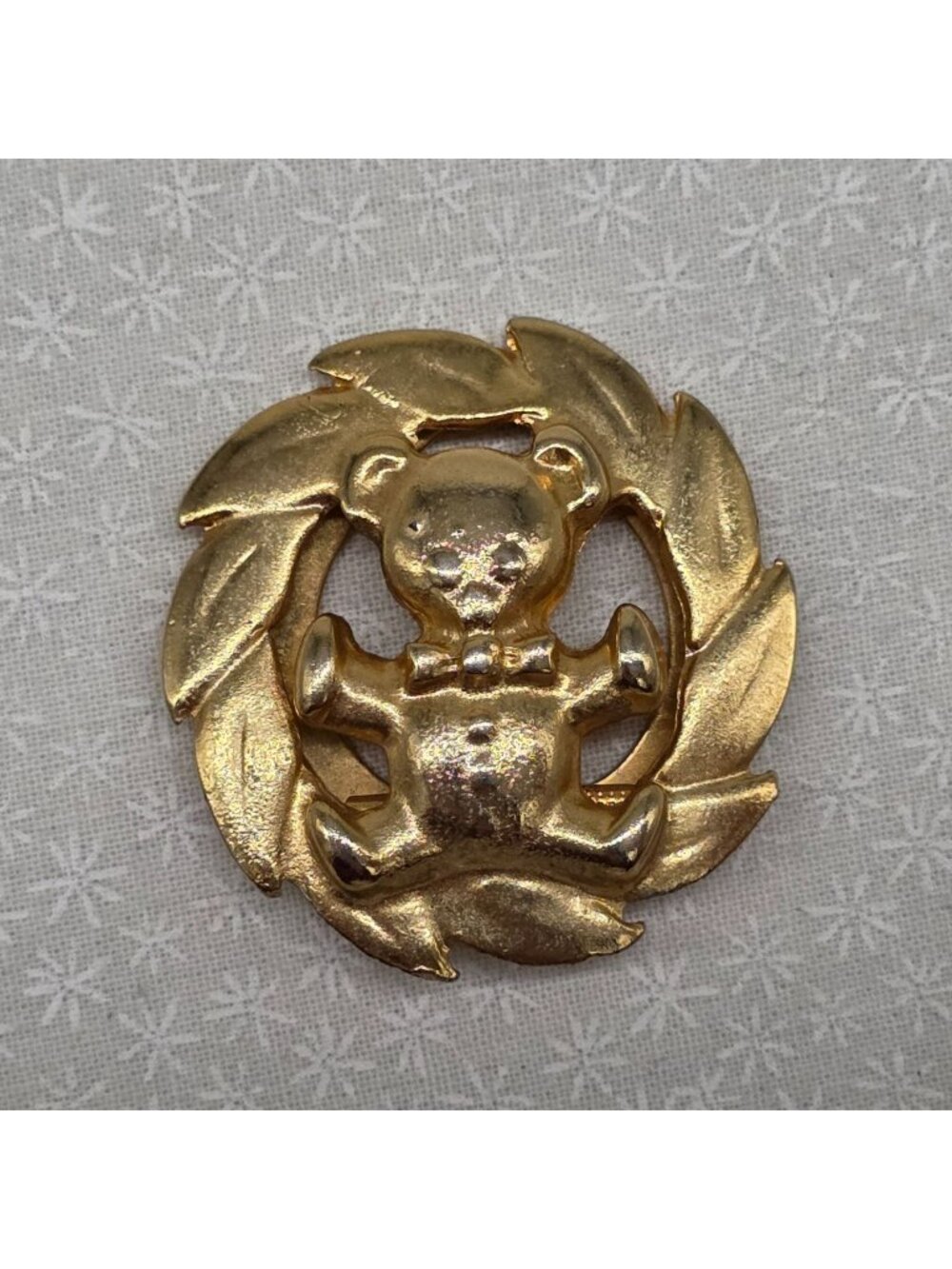 Gold Tone Teddy Bear Wreath Scarf Clip With Hinged Clasp 1.5"